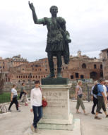 В Риме возле Ю.Цезаря